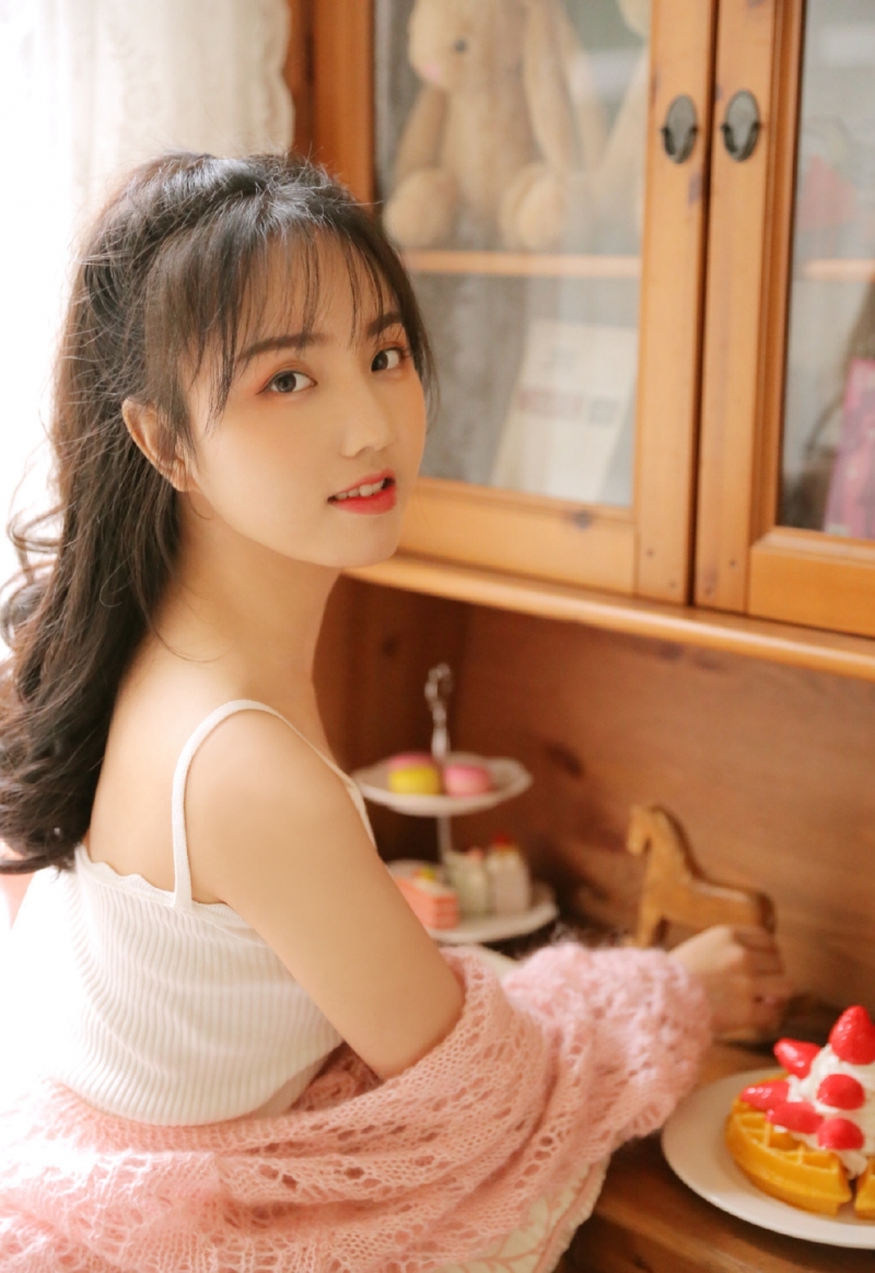 元气少女吊带香肩白丝美腿图片