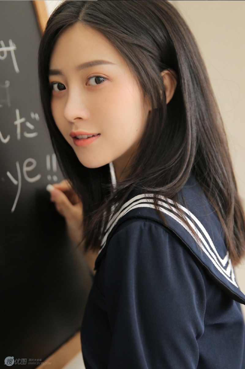 教室美女制服短裙黑丝美腿写真