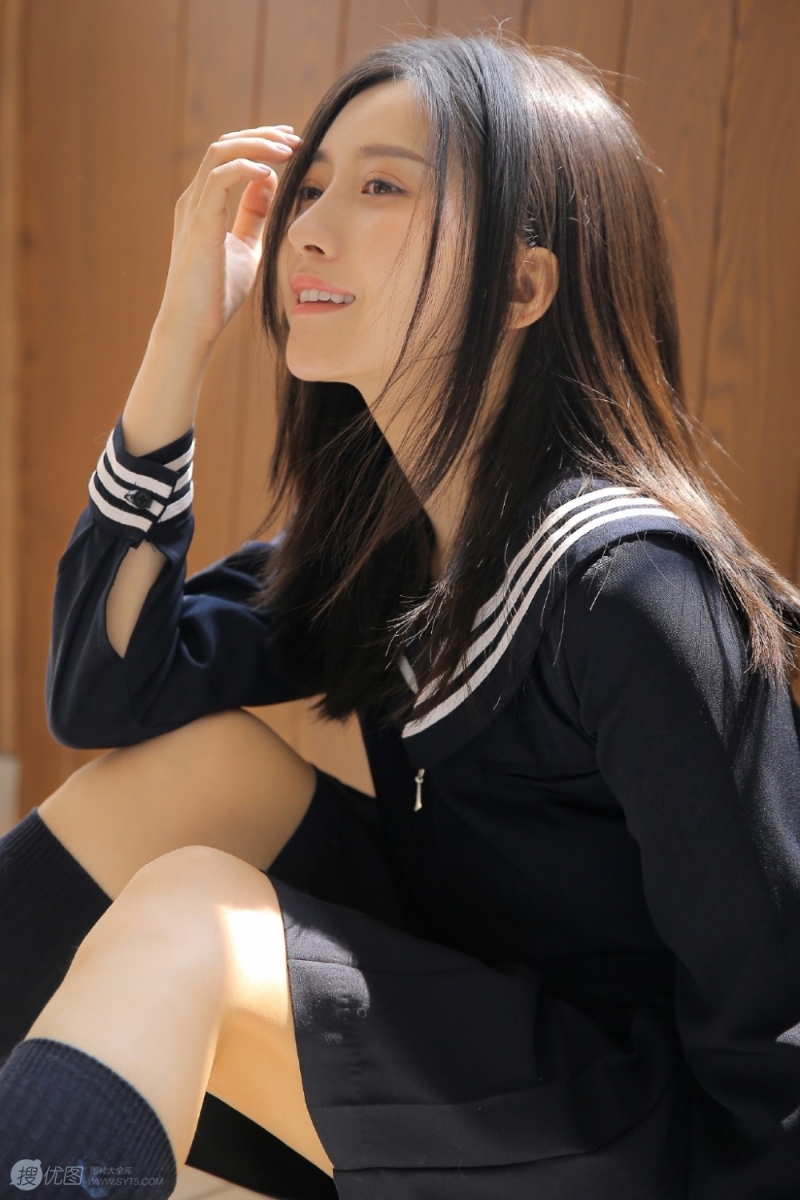 教室美女制服短裙黑丝美腿写真