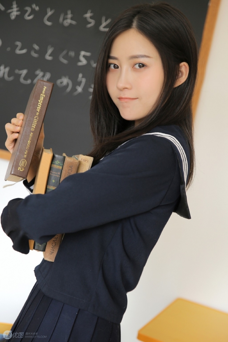 教室美女制服短裙黑丝美腿写真