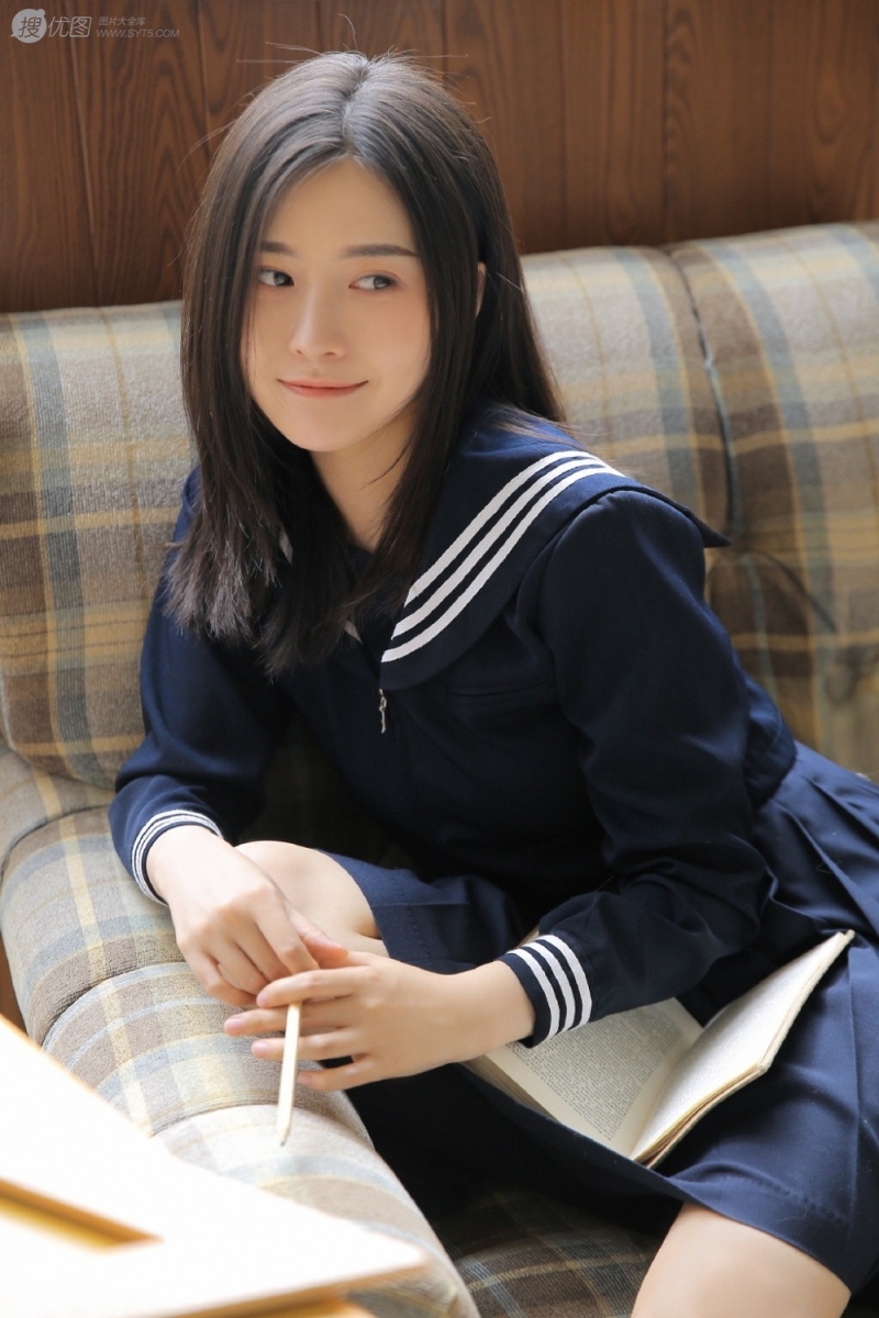 教室美女制服短裙黑丝美腿写真