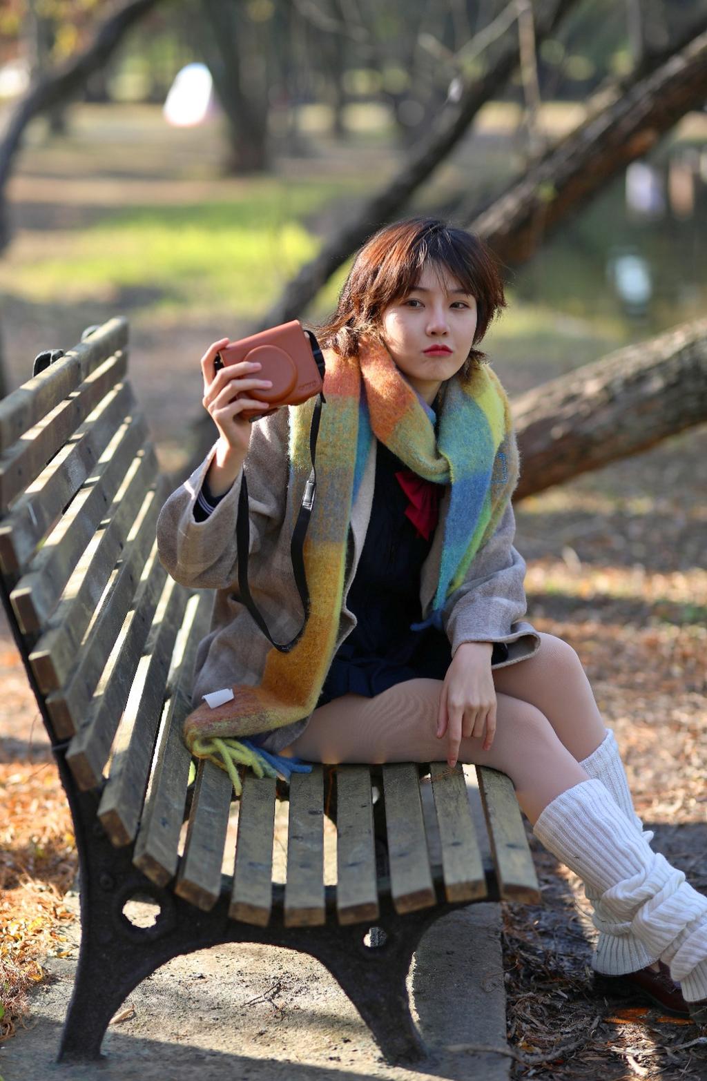 长椅上的短发美女丝袜美腿写真