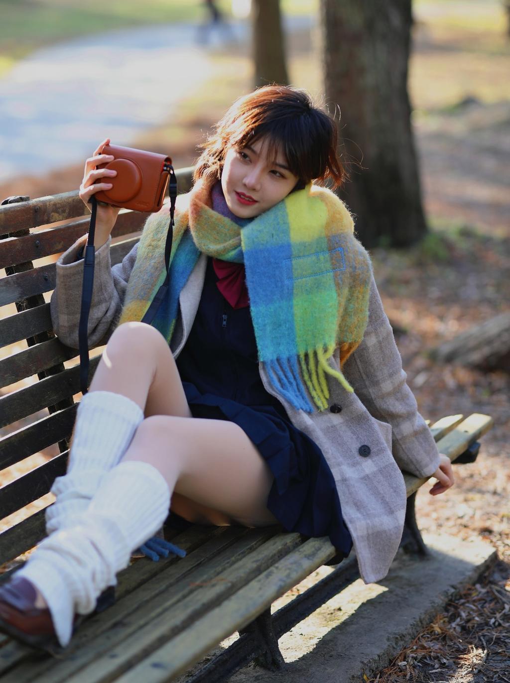 长椅上的短发美女丝袜美腿写真