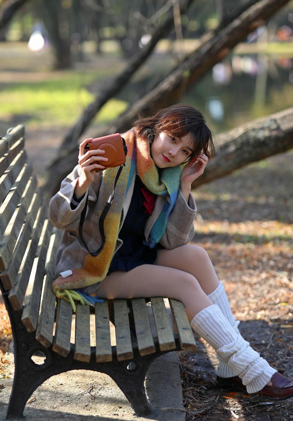 长椅上的短发美女丝袜美腿写真