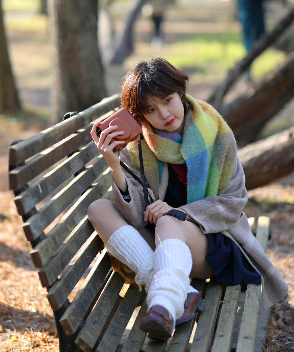 长椅上的短发美女丝袜美腿写真