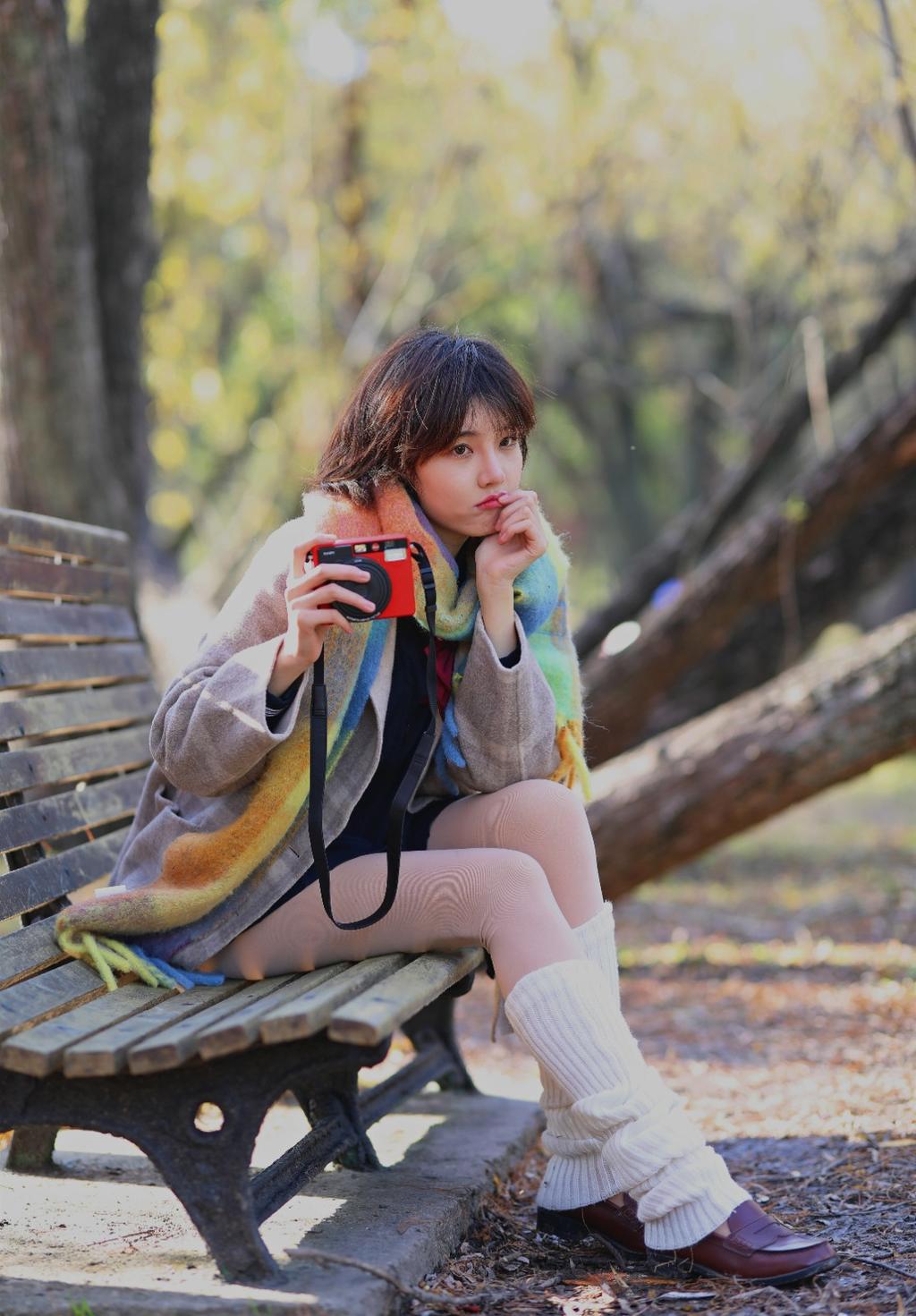 长椅上的短发美女丝袜美腿写真