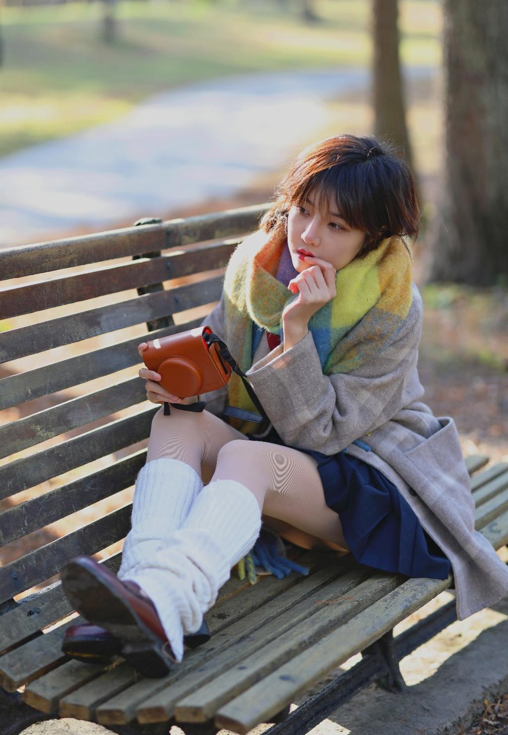 长椅上的短发美女丝袜美腿写真