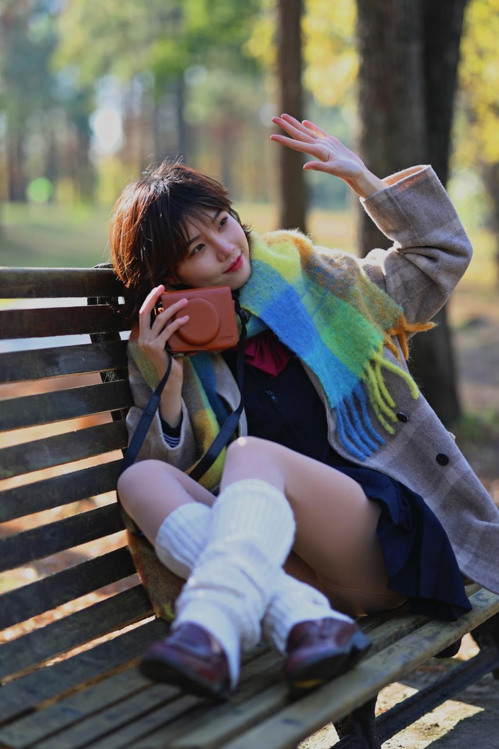 长椅上的短发美女丝袜美腿写真