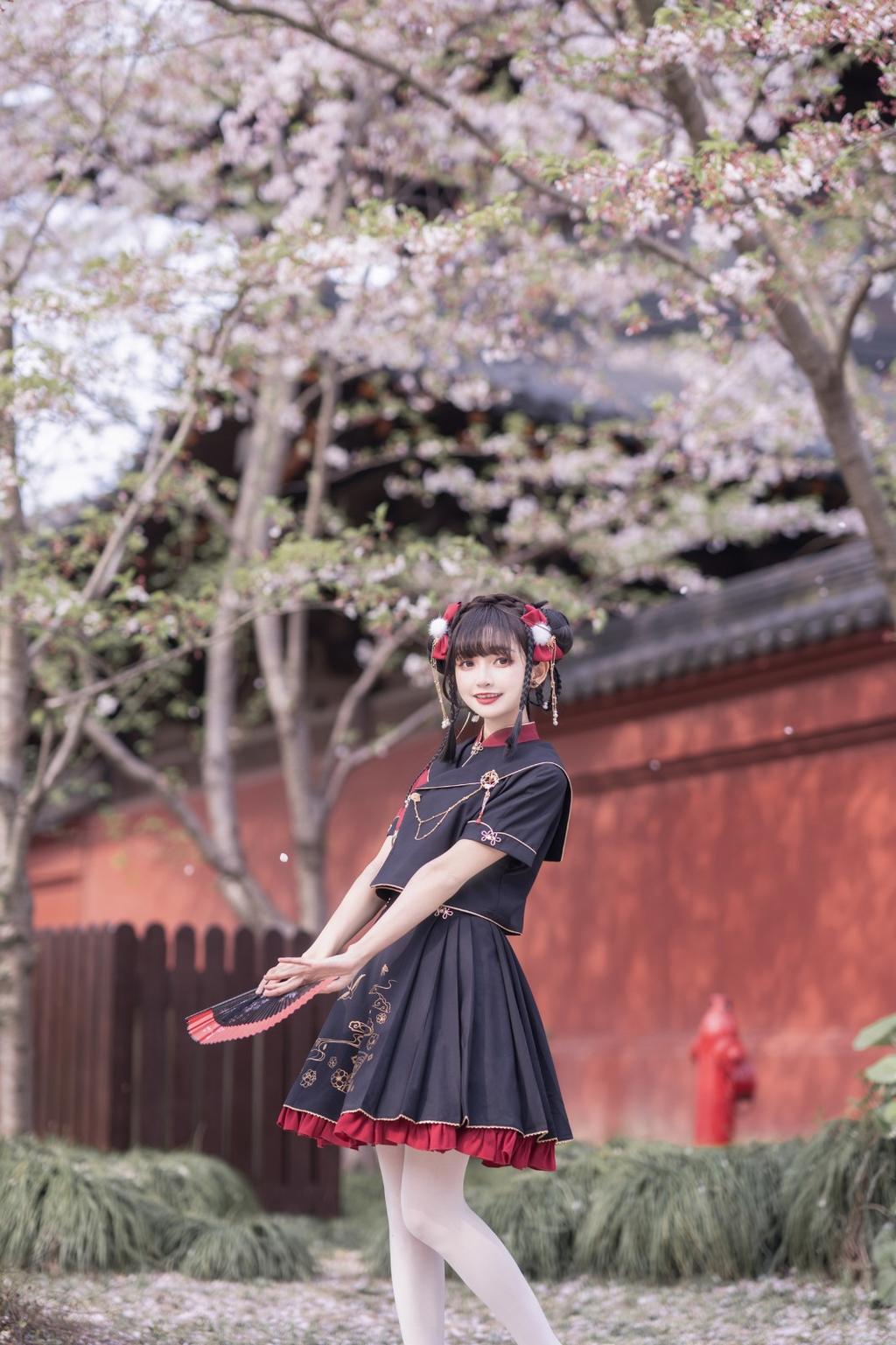 樱花树下可爱少女白丝美腿图片