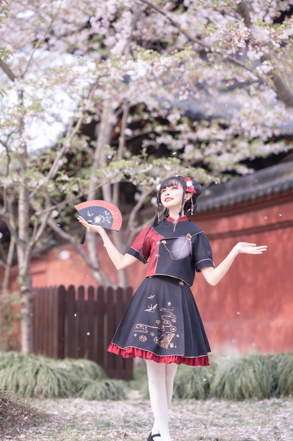 樱花树下可爱少女白丝美腿图片