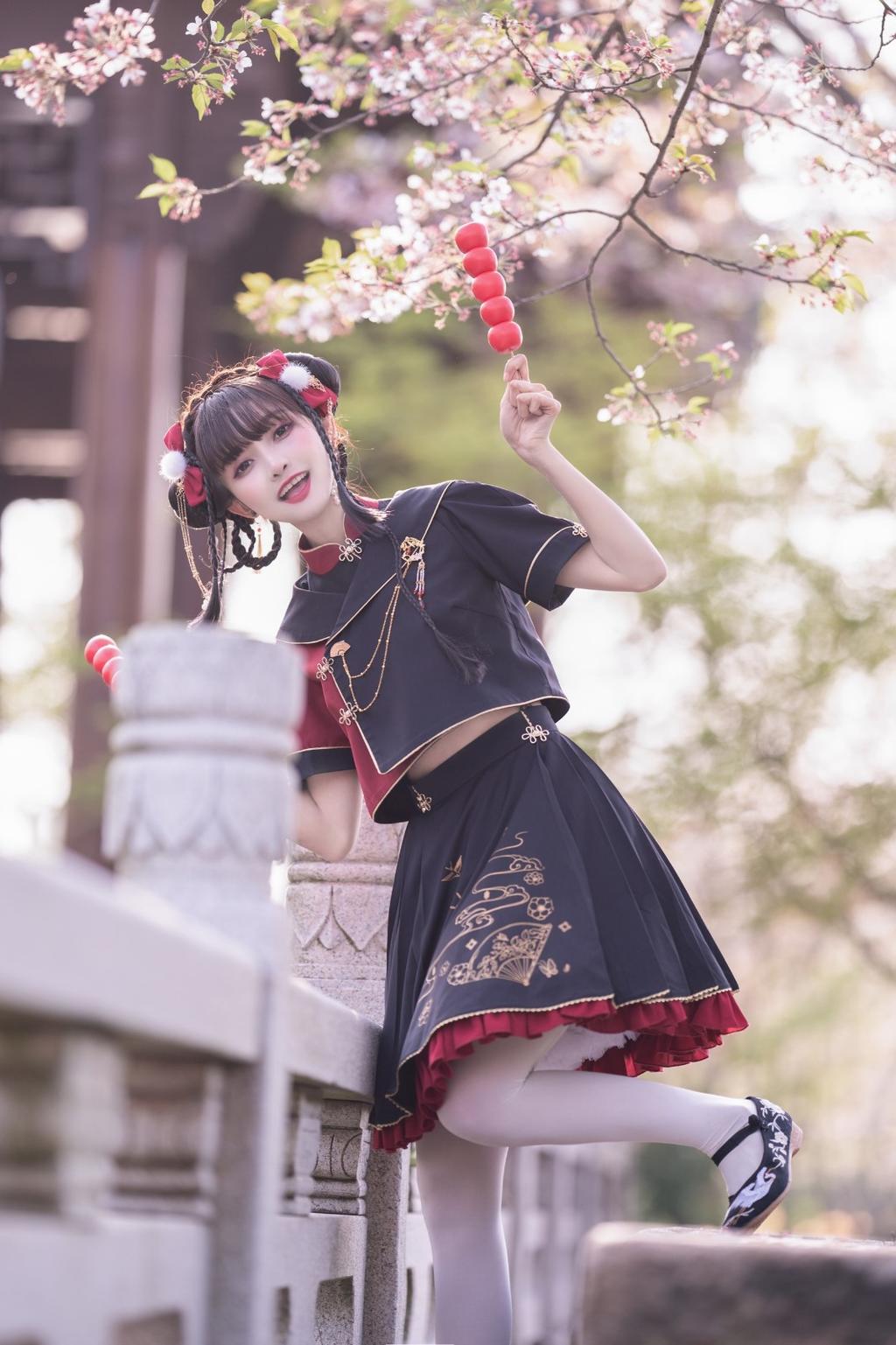 樱花树下可爱少女白丝美腿图片