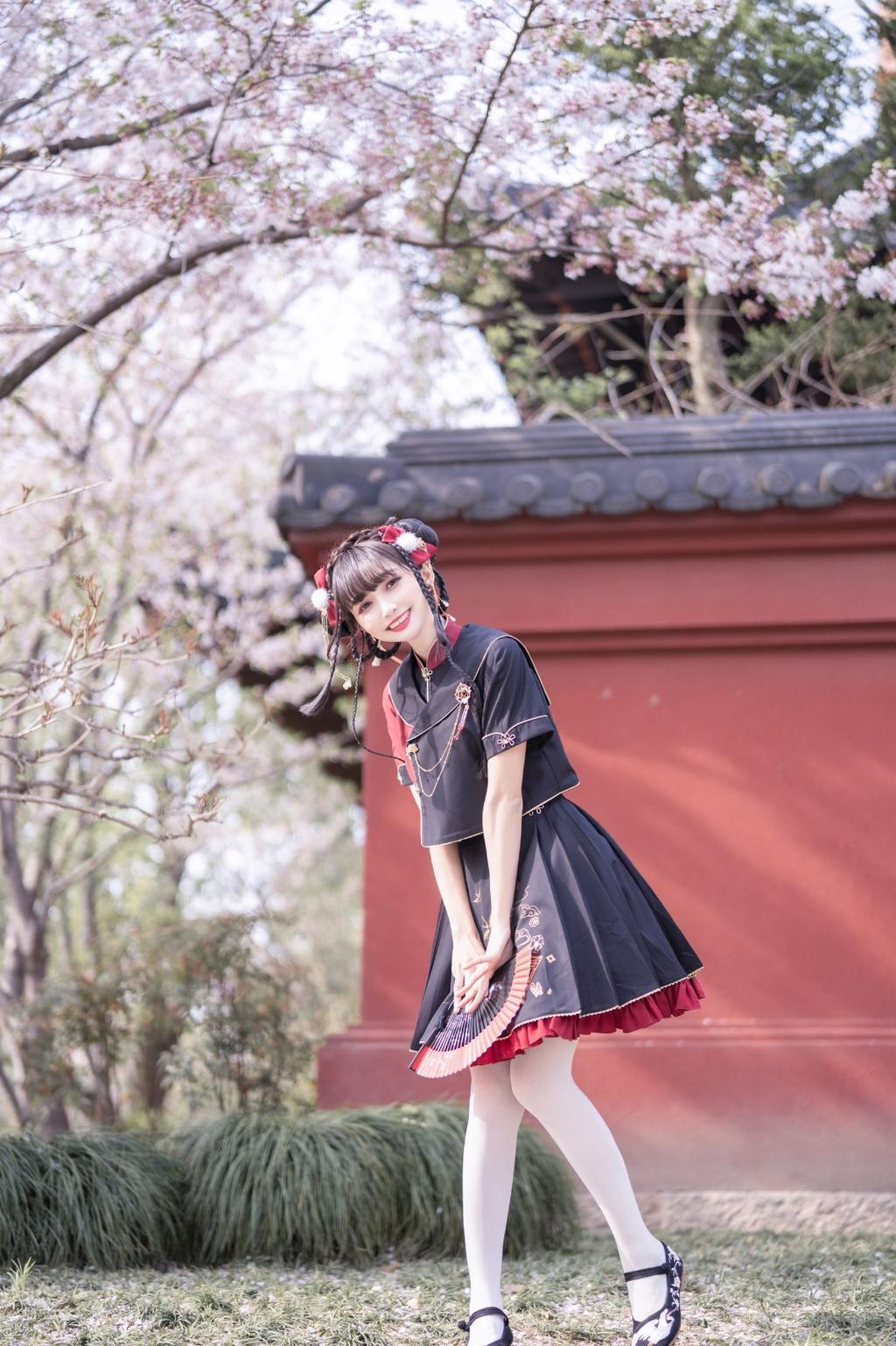 樱花树下可爱少女白丝美腿图片