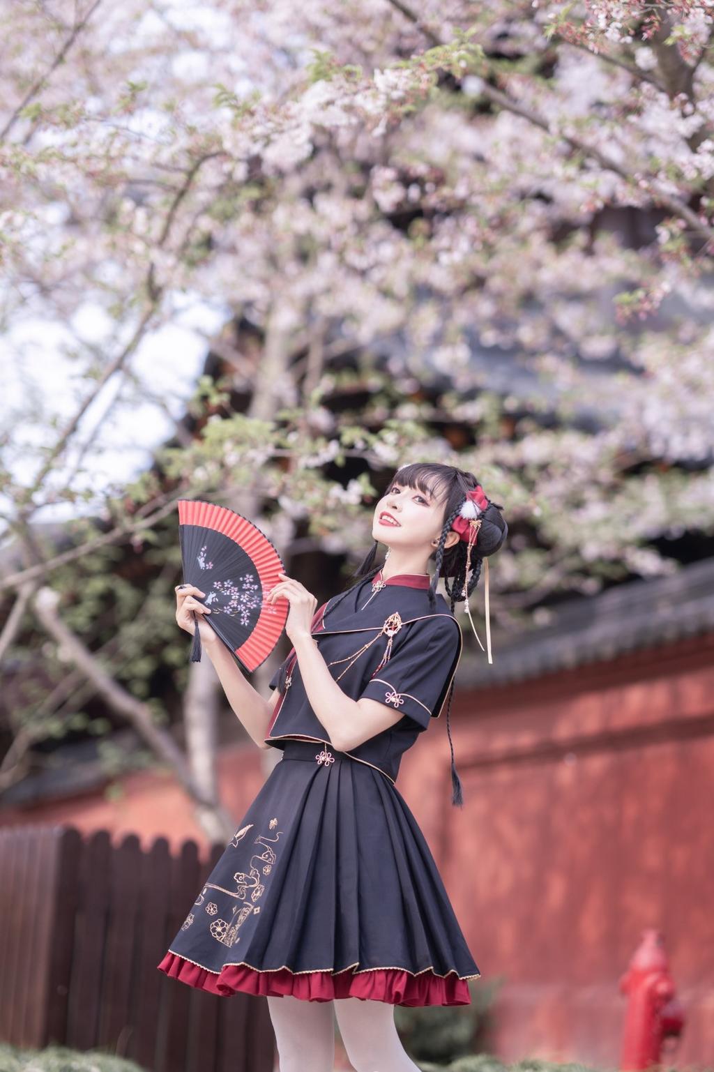 樱花树下可爱少女白丝美腿图片