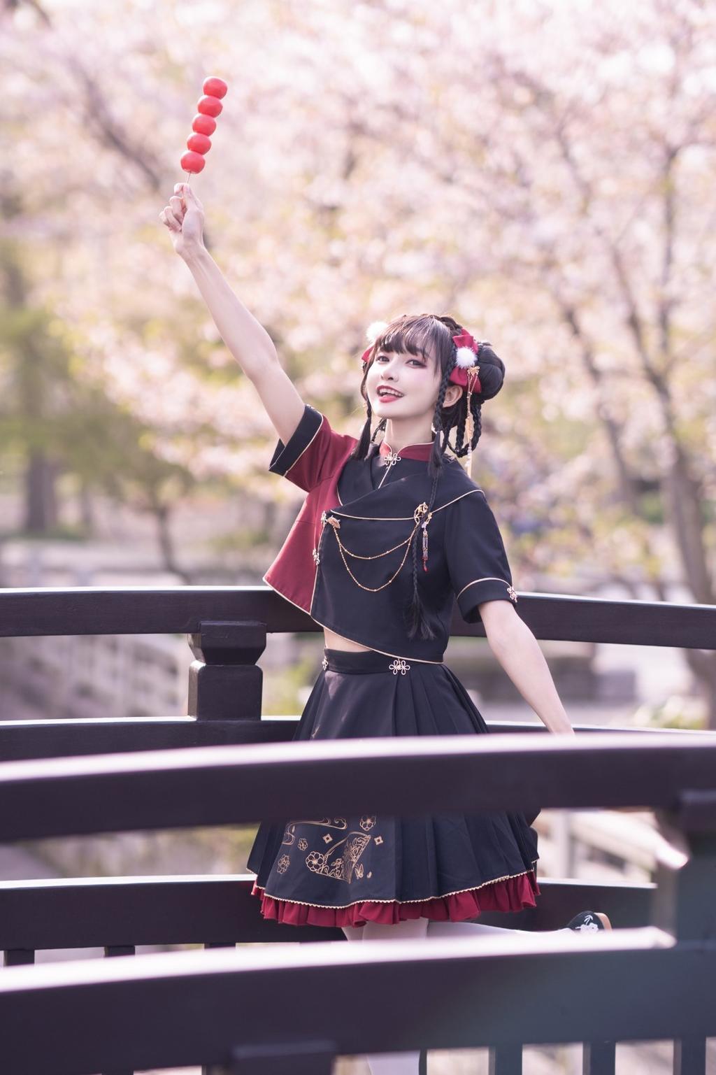 樱花树下可爱少女白丝美腿图片