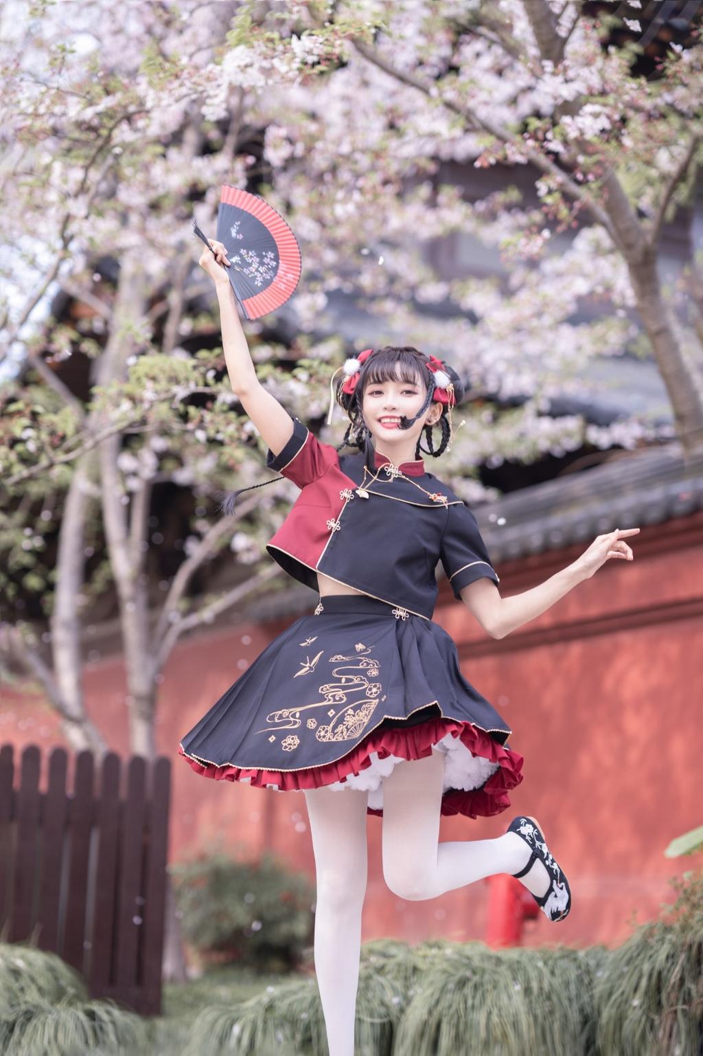 樱花树下可爱少女白丝美腿图片