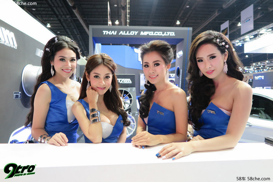 美丽大方的漂亮小姐姐低胸礼服美乳半露长腿白皙艺术写真