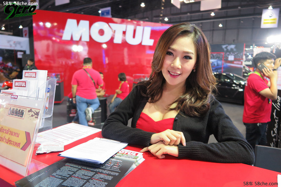 美丽大方的漂亮小姐姐低胸礼服美乳半露长腿白皙艺术写真