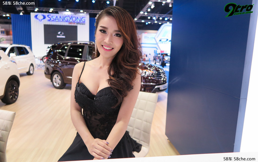 美丽大方的漂亮小姐姐低胸礼服美乳半露长腿白皙艺术写真