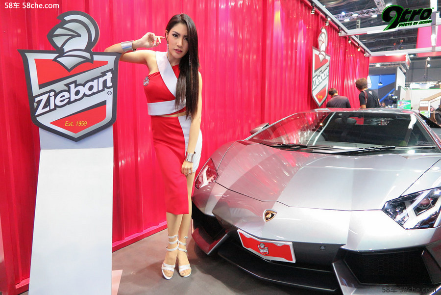 美丽大方的漂亮小姐姐低胸礼服美乳半露长腿白皙艺术写真