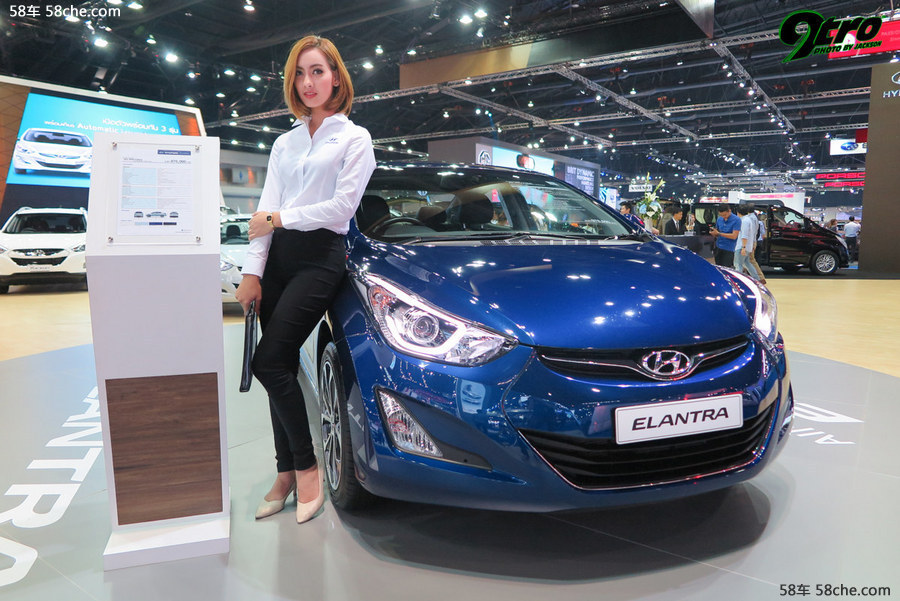 美丽大方的漂亮小姐姐低胸礼服美乳半露长腿白皙艺术写真