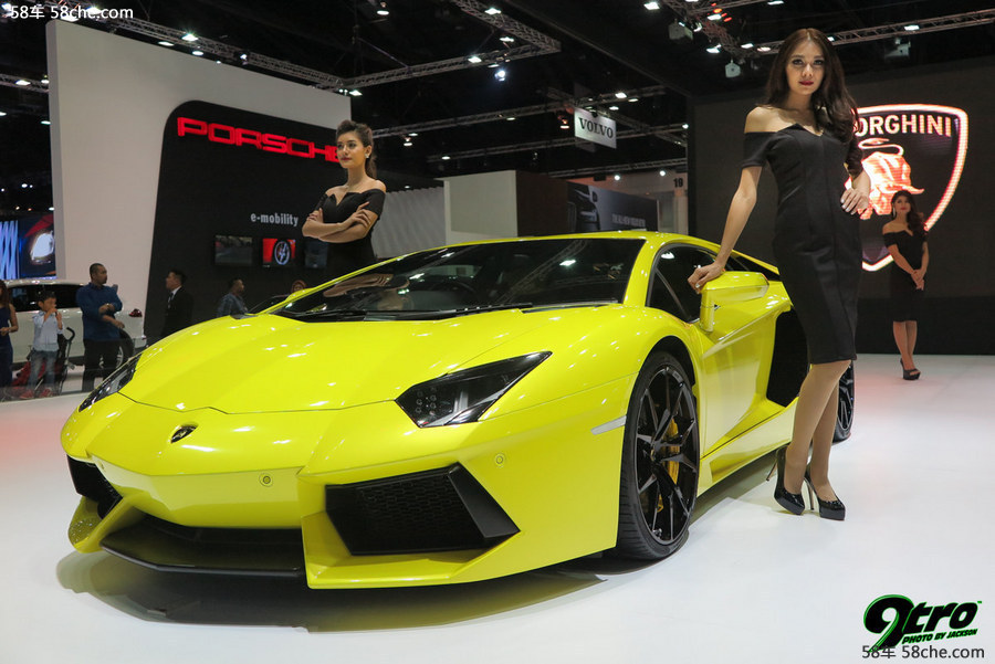 美丽大方的漂亮小姐姐低胸礼服美乳半露长腿白皙艺术写真