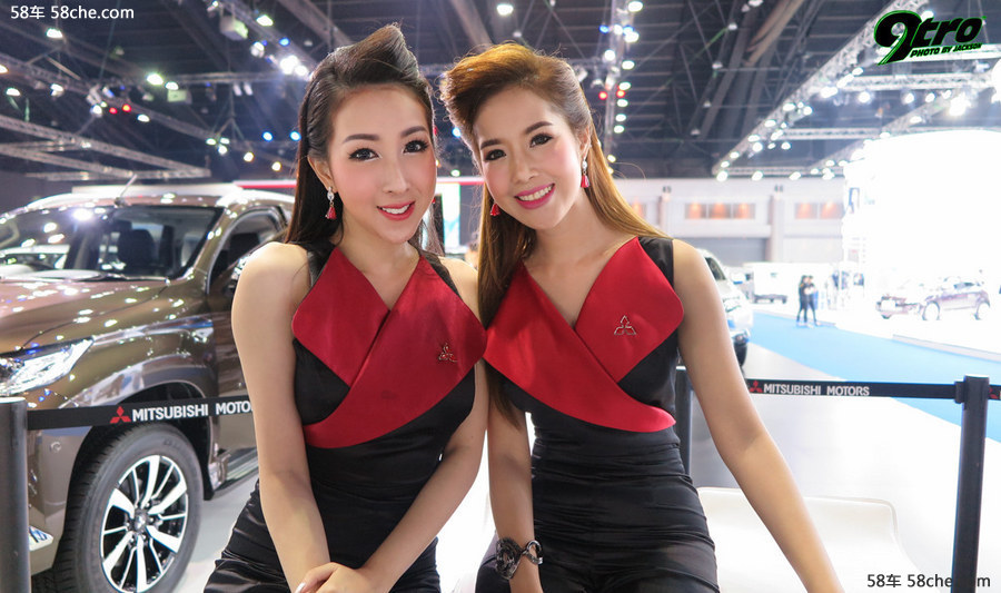 美丽大方的漂亮小姐姐低胸礼服美乳半露长腿白皙艺术写真