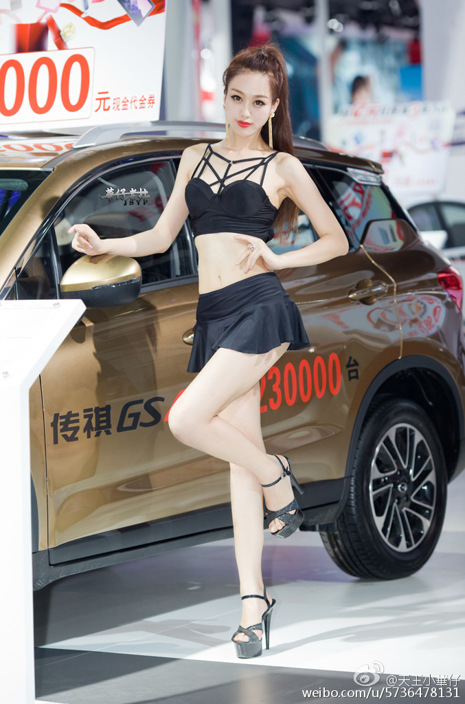 高挑迷你超短裙大眼美女秀大白腿