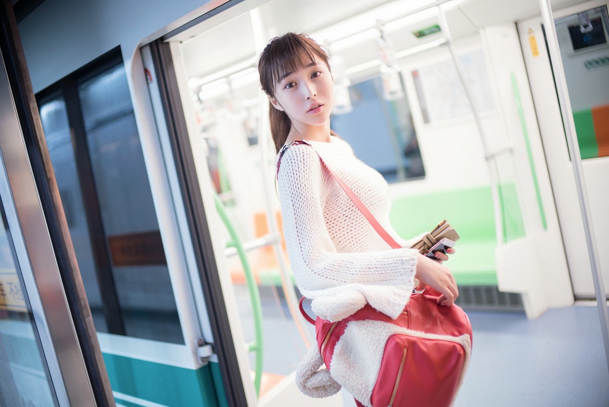 销魂完美女车模化身ol制服美女充满女人味图片