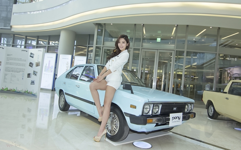 妩媚女人吴沐熙与酒红MINI相伴