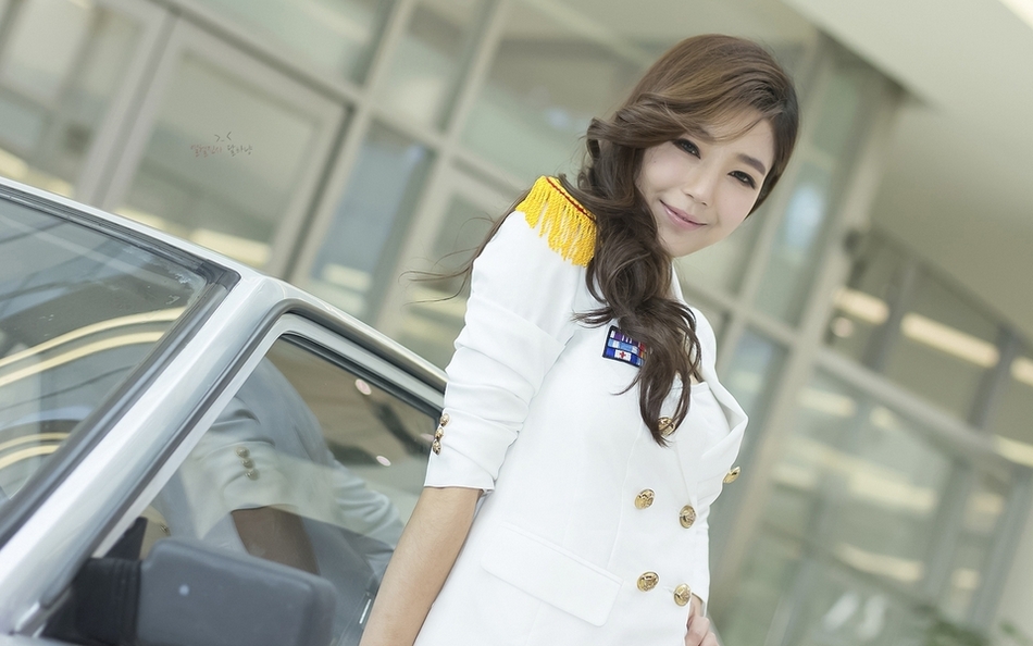 妩媚女人吴沐熙与酒红MINI相伴