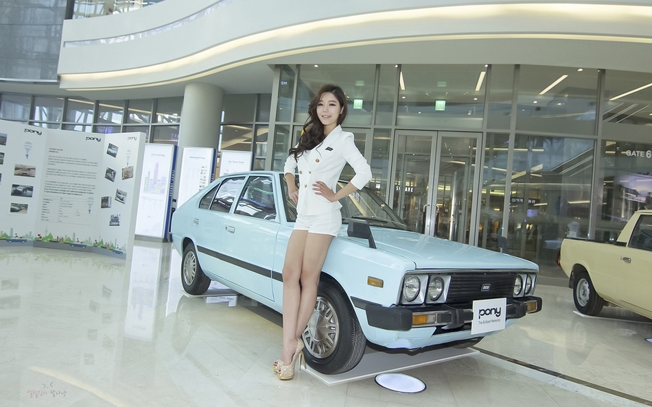 妩媚女人吴沐熙与酒红MINI相伴