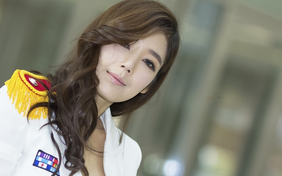 妩媚女人吴沐熙与酒红MINI相伴