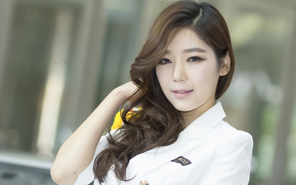 妩媚女人吴沐熙与酒红MINI相伴