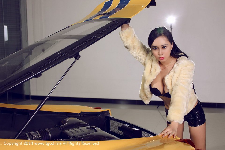 性感车模美女黄可黑色内衣深沟爆乳高跟美腿写真