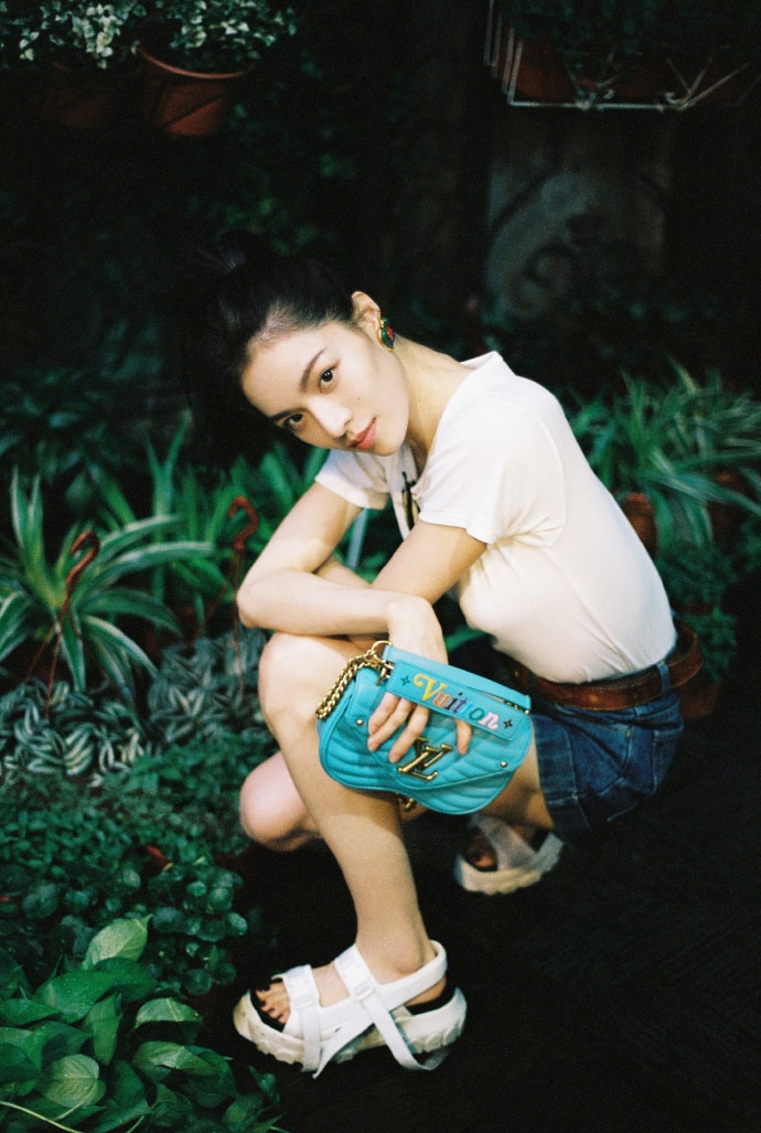 单马尾少女透心凉打扮火辣明星写真图片