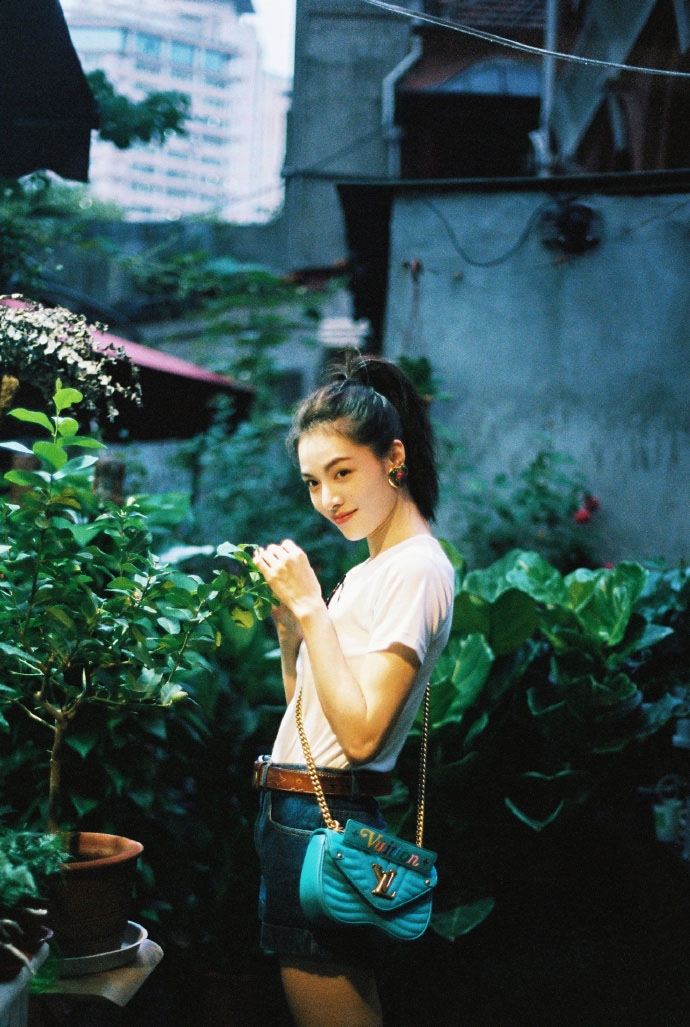 单马尾少女透心凉打扮火辣明星写真图片