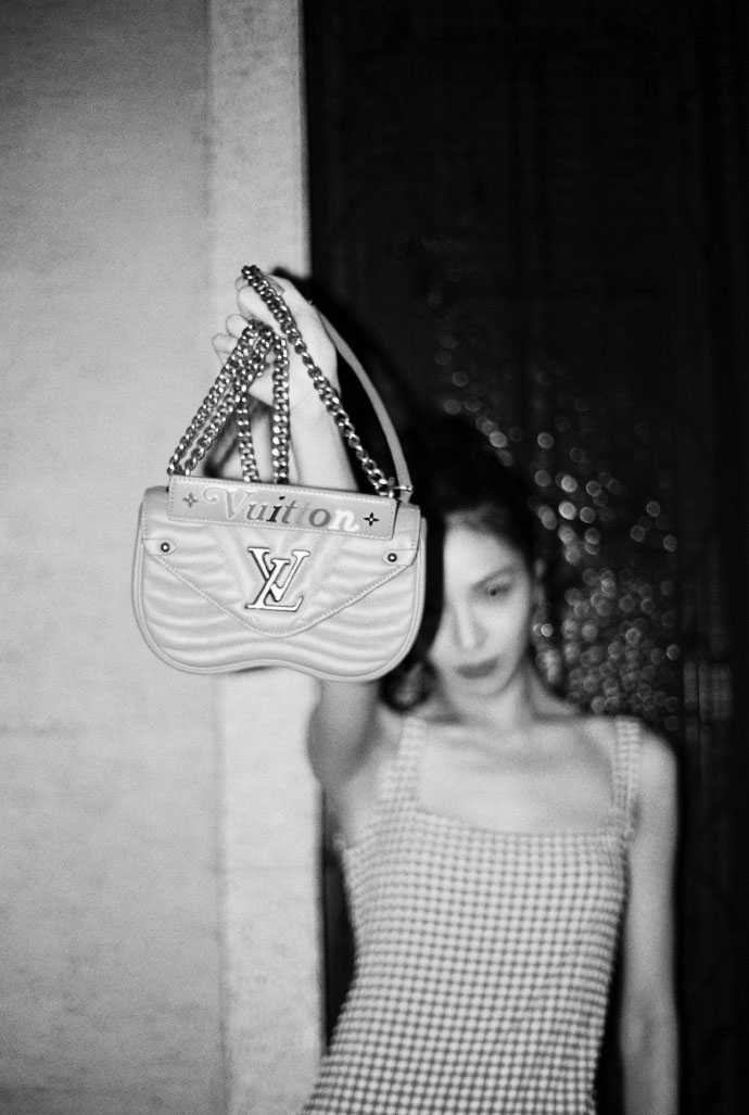 单马尾少女透心凉打扮火辣明星写真图片