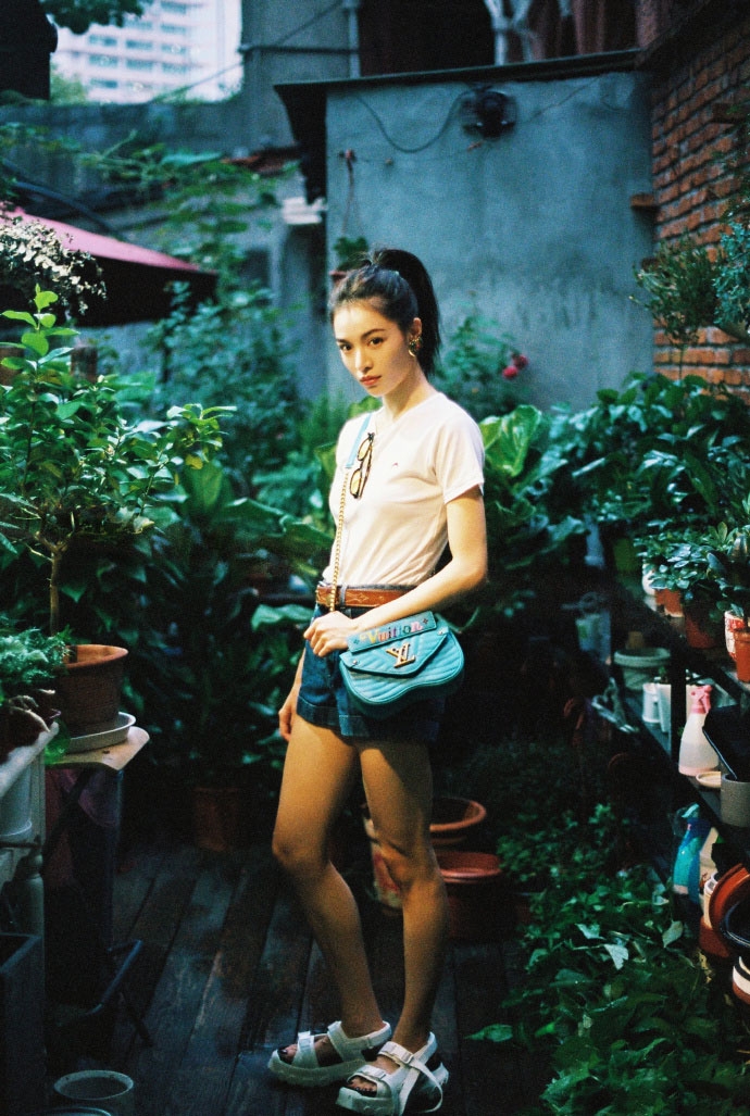 单马尾少女透心凉打扮火辣明星写真图片