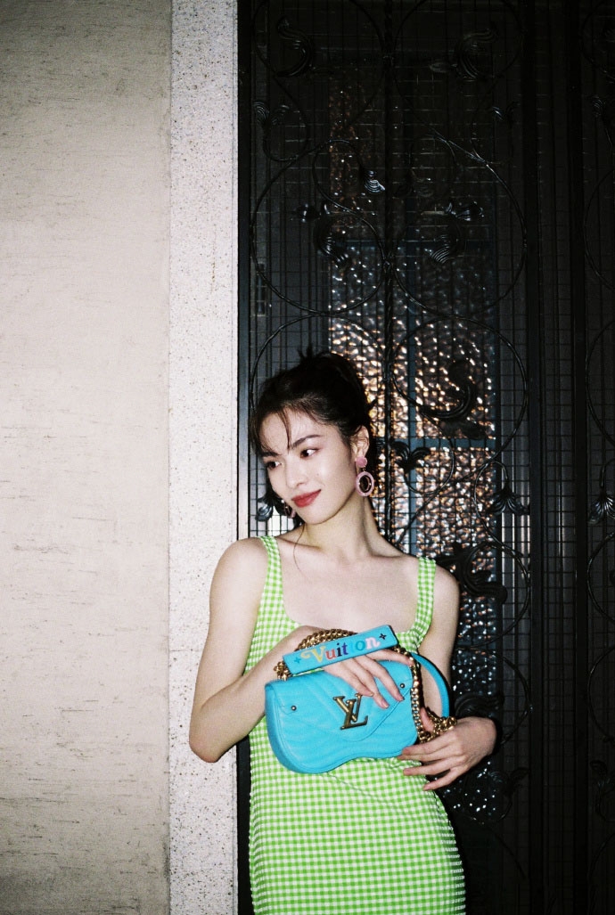 单马尾少女透心凉打扮火辣明星写真图片