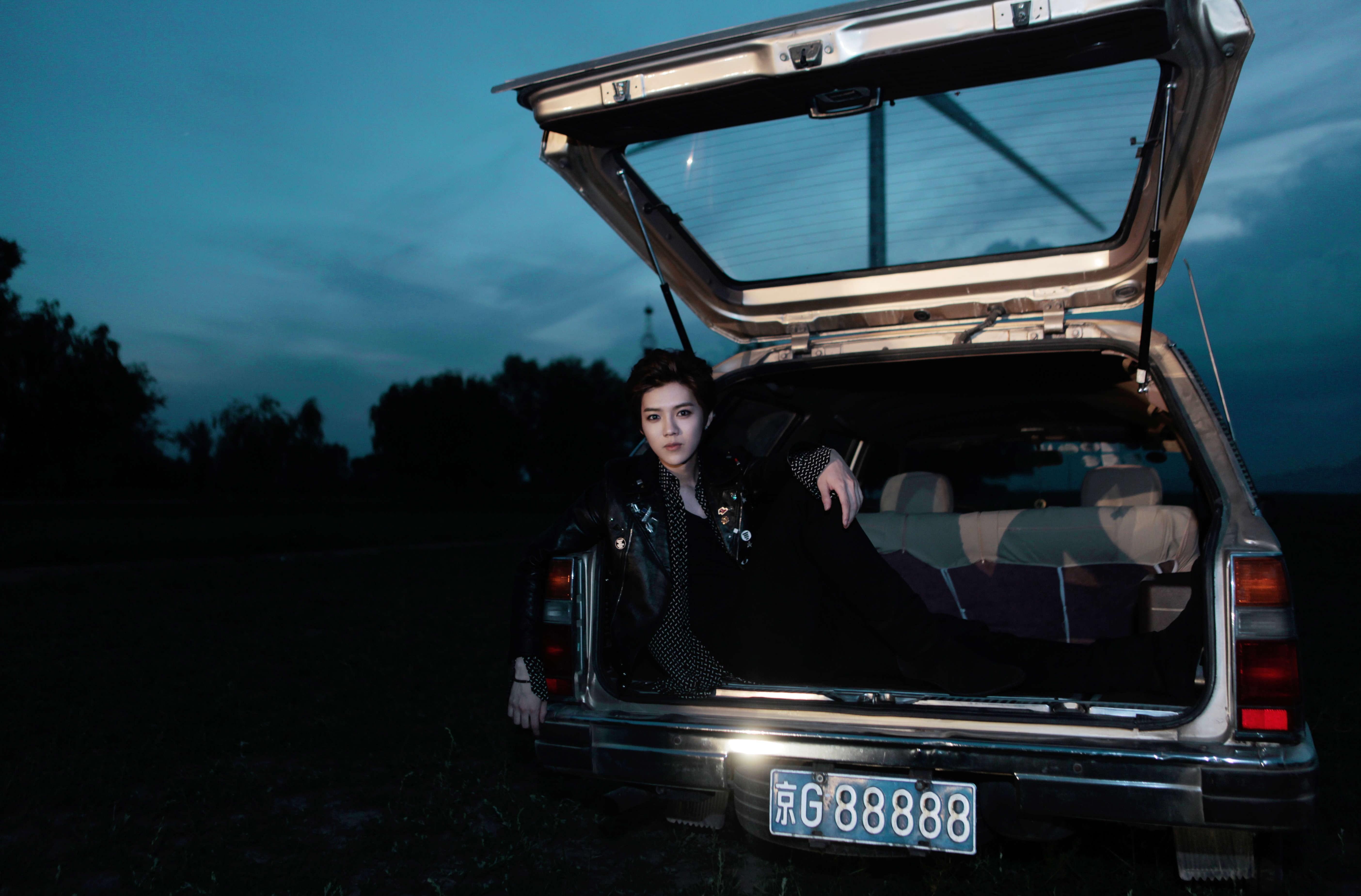 鹿晗烟熏妆图片 鹿晗mv图片