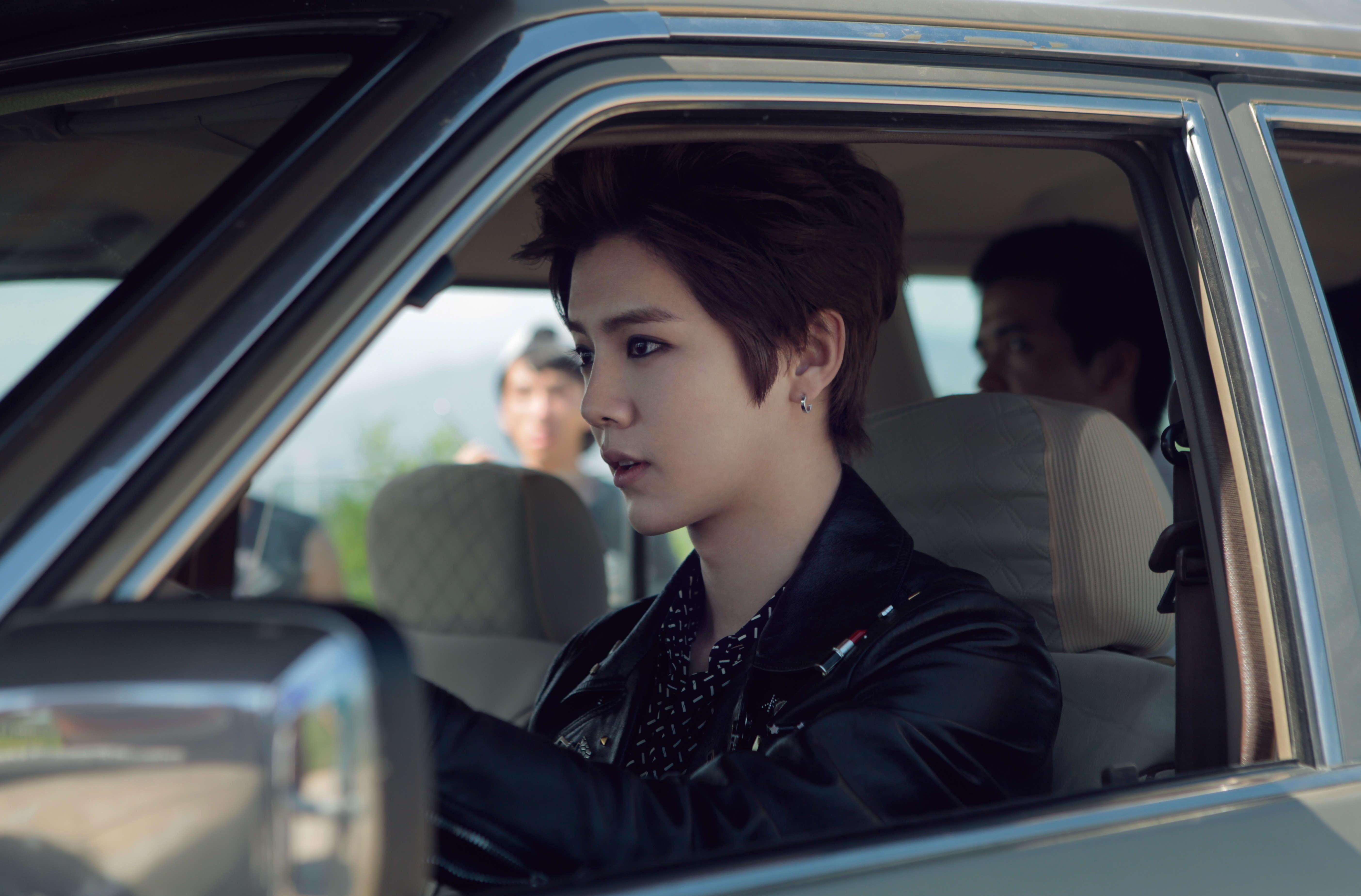 鹿晗烟熏妆图片 鹿晗mv图片