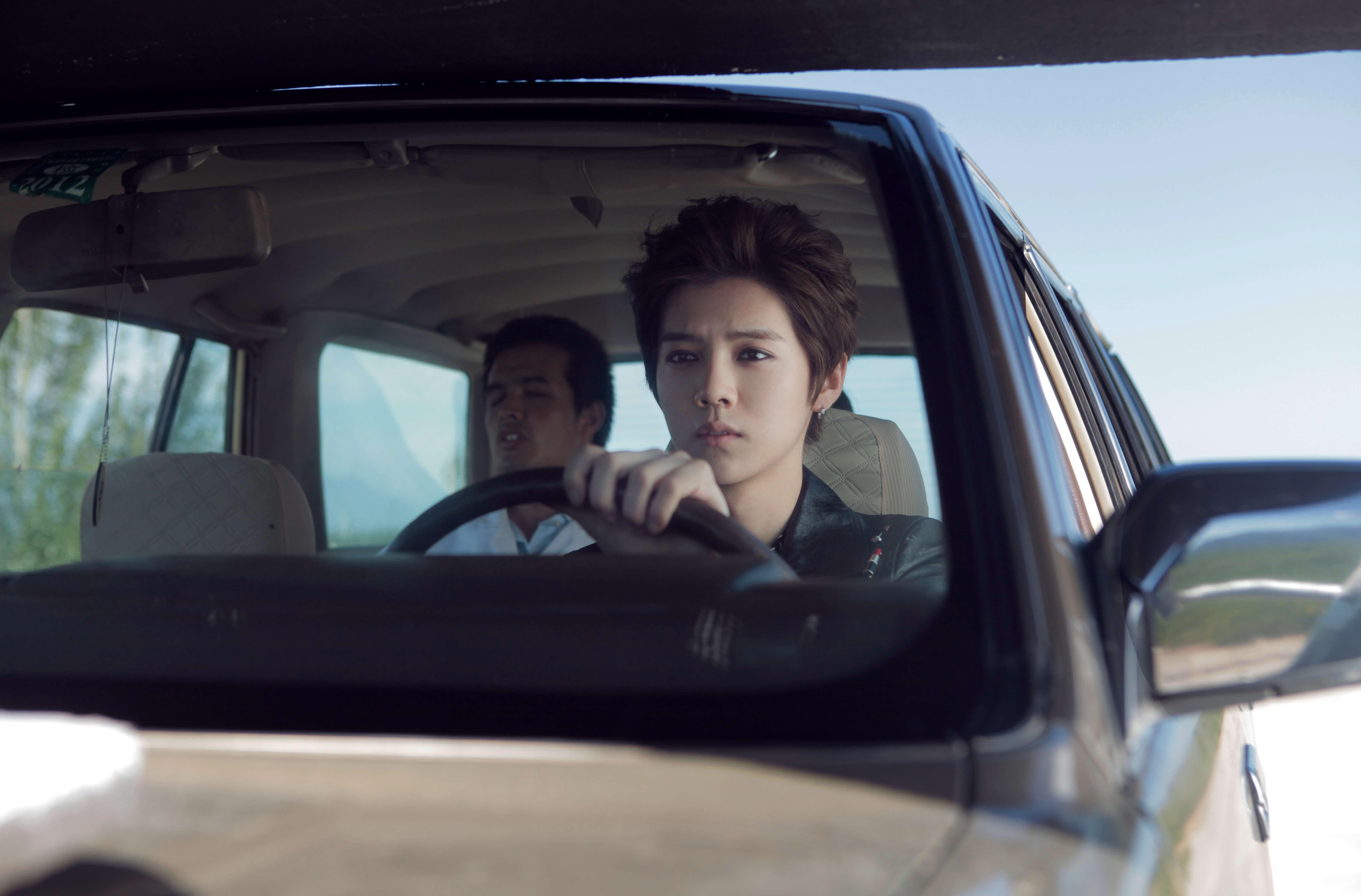 鹿晗烟熏妆图片 鹿晗mv图片