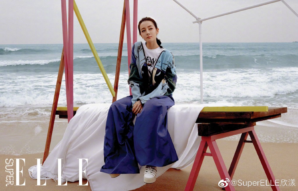 迪丽热巴又美又飒可盐可甜写真