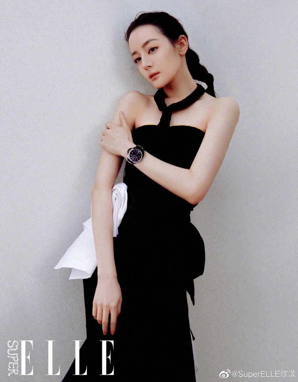 迪丽热巴又美又飒可盐可甜写真