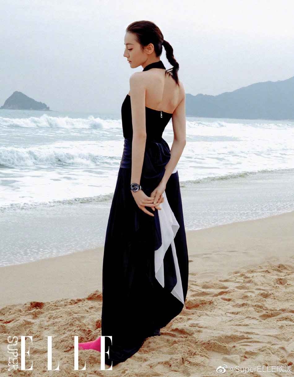 迪丽热巴又美又飒可盐可甜写真