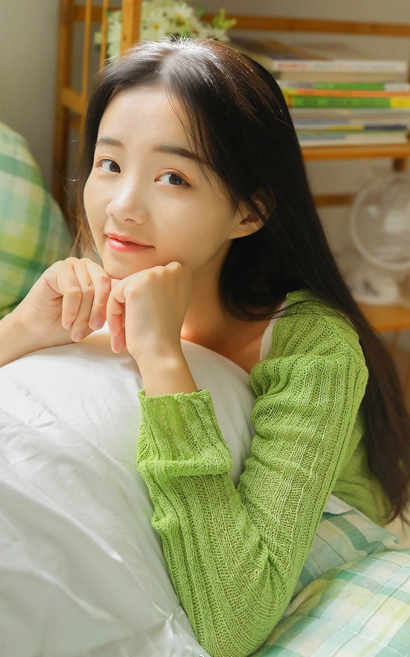 清纯美眉长发及腰漂亮脸蛋苗条身材美女私密写真集