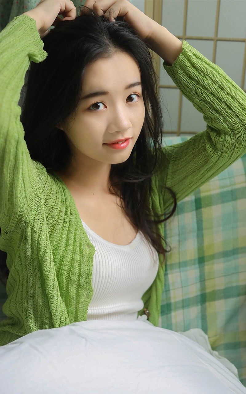 清纯美眉长发及腰漂亮脸蛋苗条身材美女私密写真集