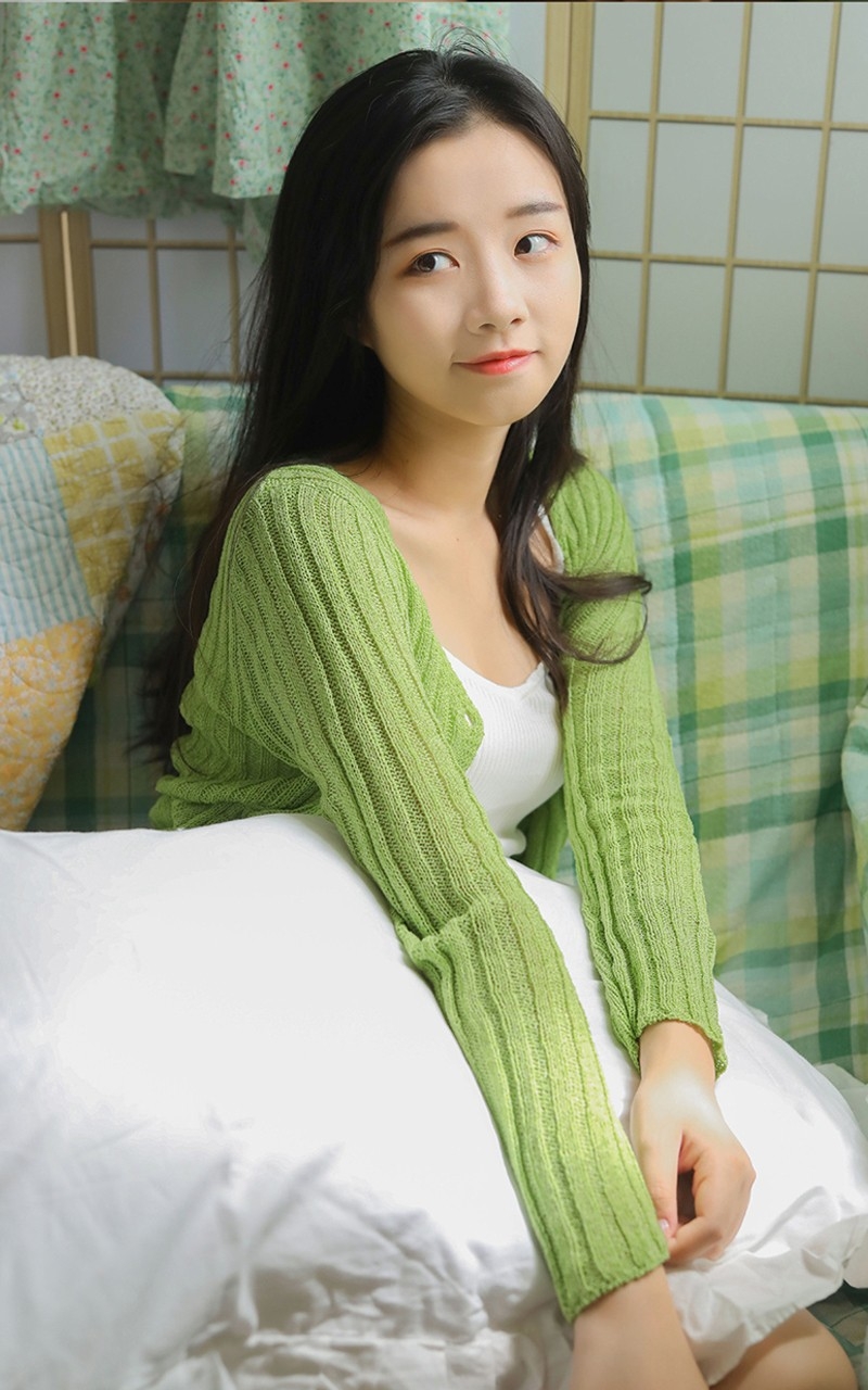 清纯美眉长发及腰漂亮脸蛋苗条身材美女私密写真集