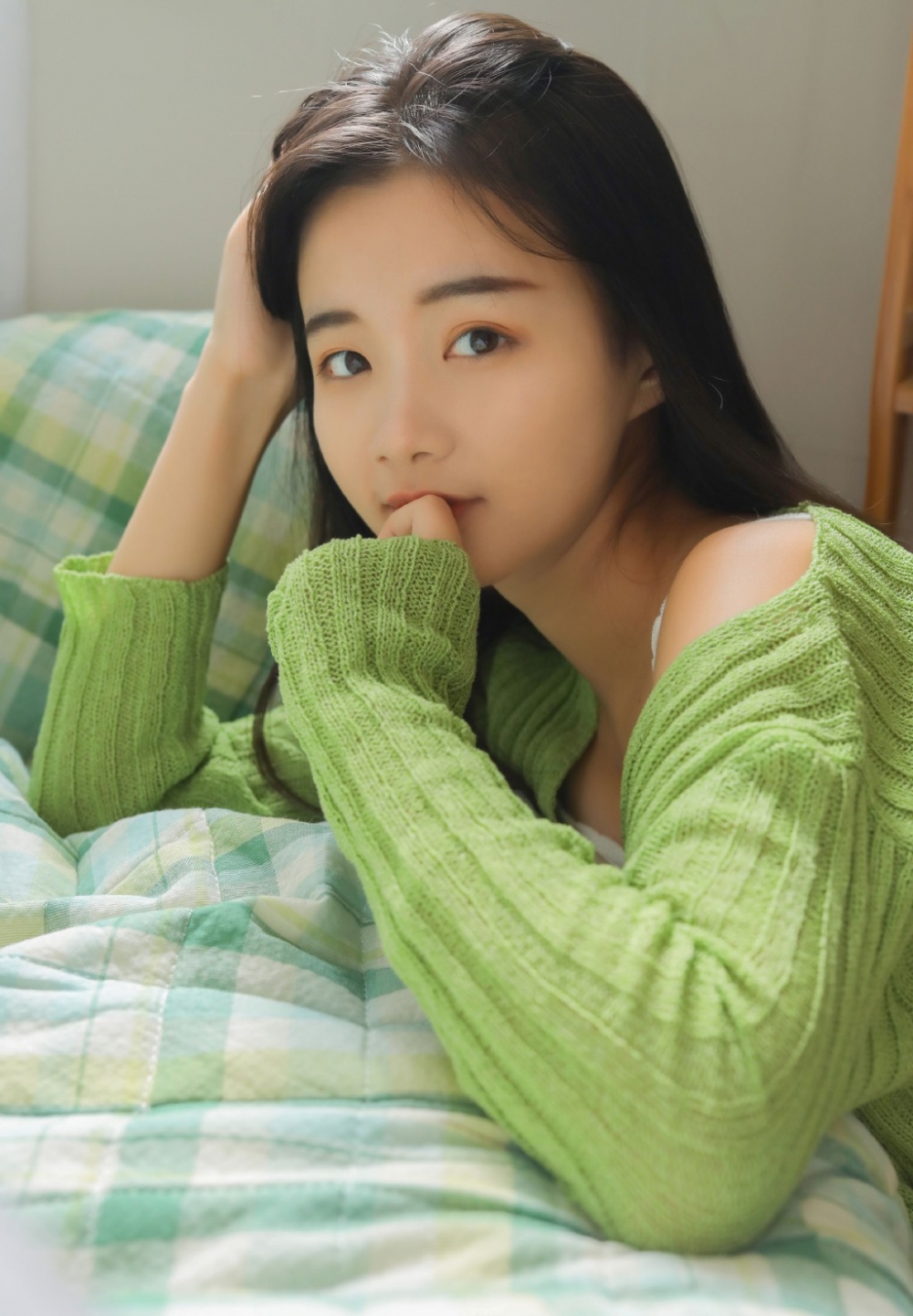 清纯美眉长发及腰漂亮脸蛋苗条身材美女私密写真集