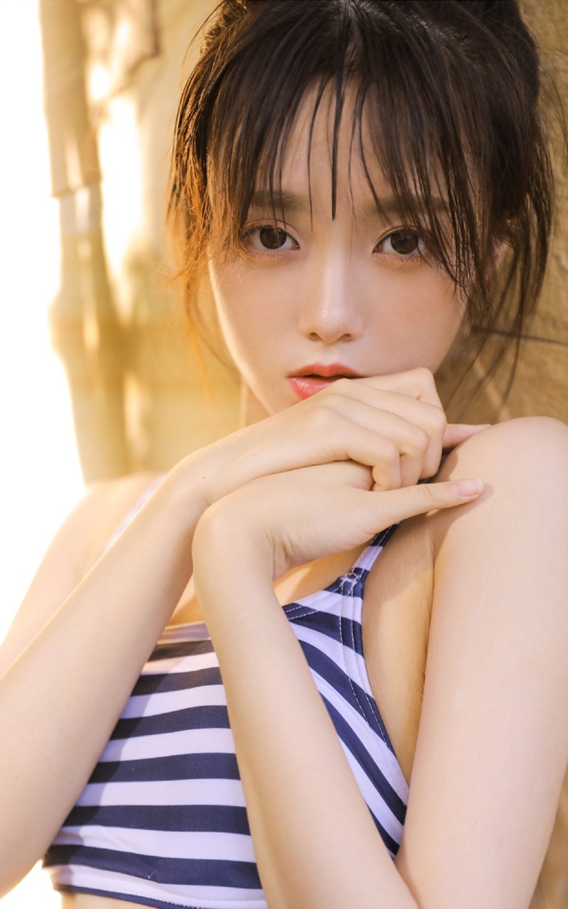 白嫩养眼的校园内衣美女暑假空调房清凉诱人写真